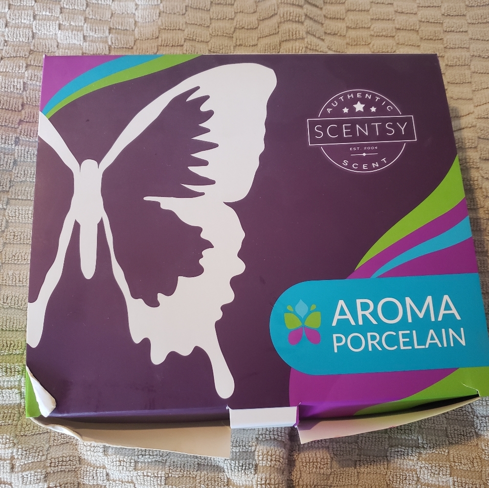 Scentsy Aroma Porcelain Very Snowy Spruce